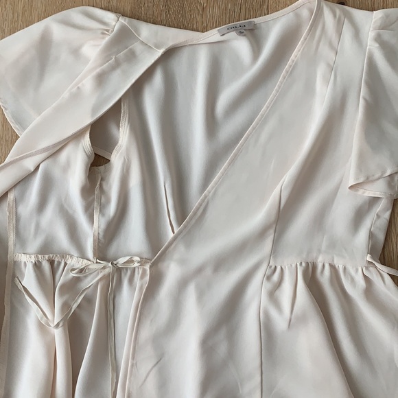 Deep V, Peplum blouse with flutter sleeve - Picture 4 of 4